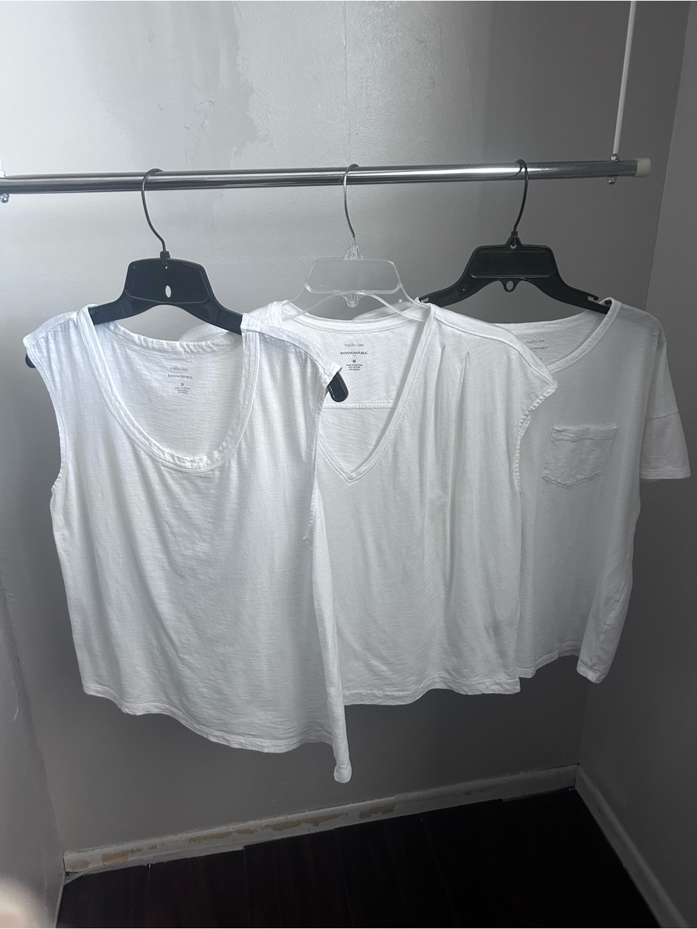 Banana Republic Malibu Tee Bundle 3 White Tops Medium Tank V-Neck Pocket Tee
